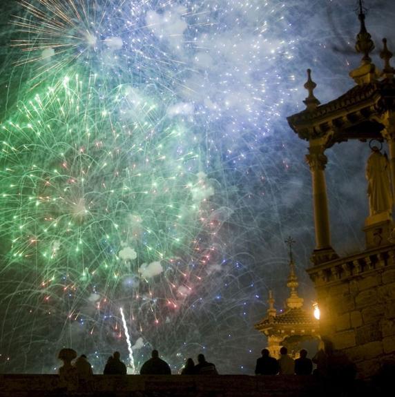 Castillo de fuegos artificiales en las Fallas de Valencia.