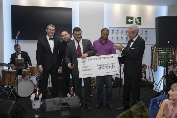 El portavoz de la FVF recibe el cheque en la gala. :: rafa cartagena