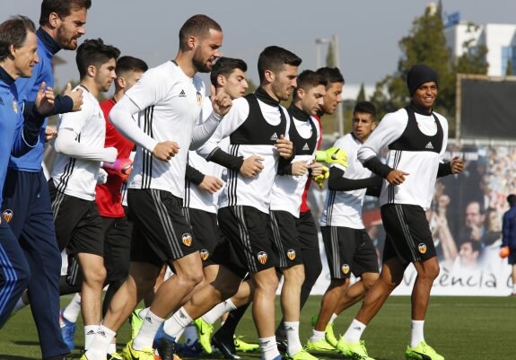 Mario Suárez, dentro del grupo durante el entrenamiento de ayer. :: jesús signes