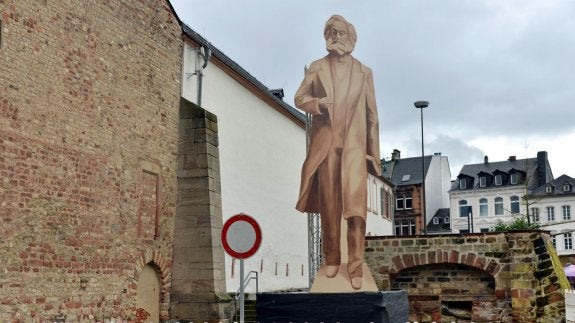 Una silueta en madera reproduce a tamaño natural la futura estatua de Marx en su pueblo natal. 