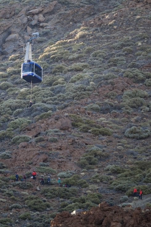 Uno a uno, los 77 turistas que quedaron atrapados en las cabinas fueron descolgados. 