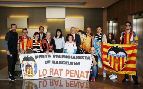 Camarasa, Murthy, Layhoon y Sol, con miembros de la peña de Barcelona 'Lo rat penat'. :: vcf/lázaro de la peña