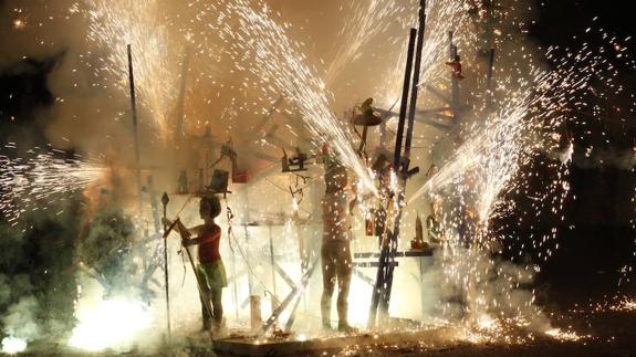 Arde la falla infantil de la controversia