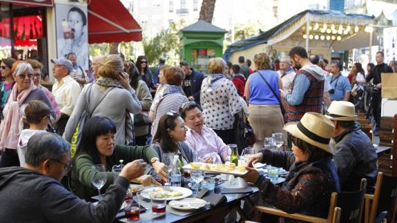 Turistas en un local de Valencia, mientras a su alrededor las calles estaban repletas de gente. 