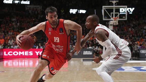 Una acción dle primer partido de la serie Valencia Basket-Hapoel Jerusalén.