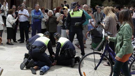 La Policia Local reduce y retiene aun carterista sorprendido in fraganti en la Plaza de la Virgen, en una imagen de archivo.