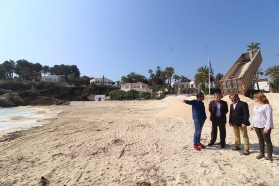 El delegado del Gobierno en la Comunitat, Juan Carlos Moragues, junto a ediles de Benissa durante su visita a la playa de la Cala Fustera. :: LP