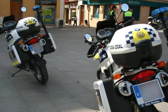 Dos vehículos de la Policía Local, en un barrio de Burjassot. :: lp