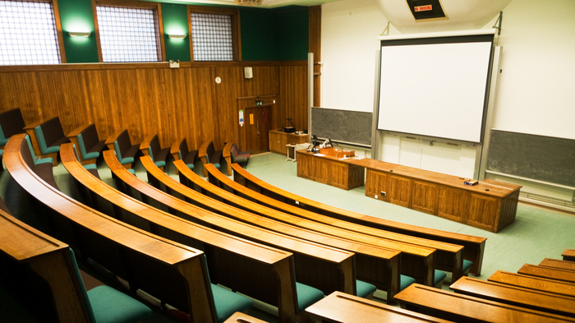 Un aula universitaria vacía..