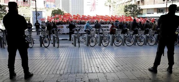 Delegados sindicales de UGT y CCOO se han concentrado esta mañana ante la delegación del Gobierno en Valencia.