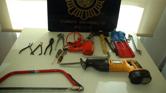 Dos detenidos mientras trataban de forzar un bar en Gandia