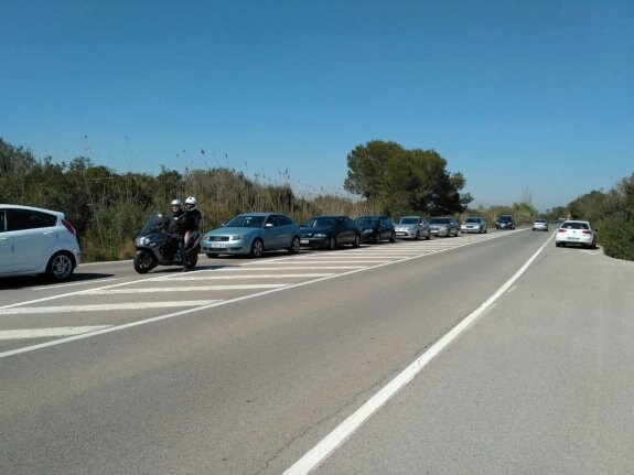 Atasco a la entrada de El Palmar el domingo 19. :: lp