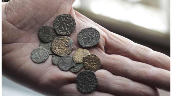 Hallan monedas del siglo XIV, el antiguo Horno de los Apóstoles y azulejos de un palacio del XVIII en las excavaciones de la calle Micalet
