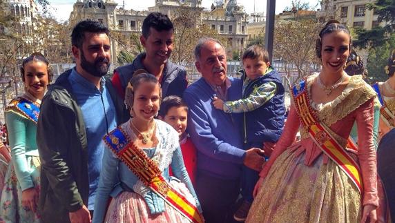 Vicente Rodríguez, de Pirotecnia Crespo, junto con Pere Fuset y las falleras mayores de Valencia, hoy en el balcón.