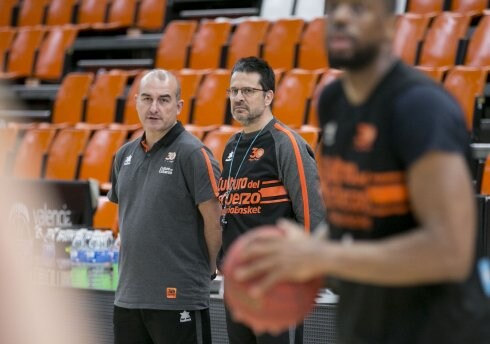 Martínez y Ponsarnau observan el entrenamiento. :: damián torres