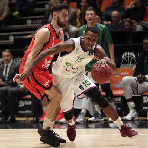 El escolta del Valencia Basket, Joan Sastre, trata de defender al escolta estadounidense del Unicaja, Jamar Smith
