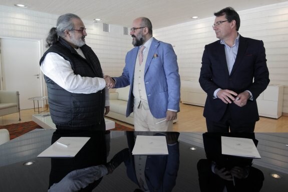 Pedro Rodríguez, Davide Livermore y Francisco Potenciano, ayer, durante la firma del convenio. :: i. marsilla