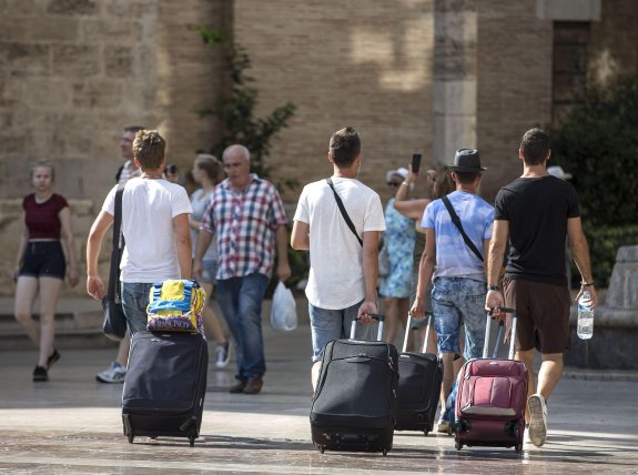 Un grupo de turistas por el centro histórico de la ciudad de Valencia. :: efe