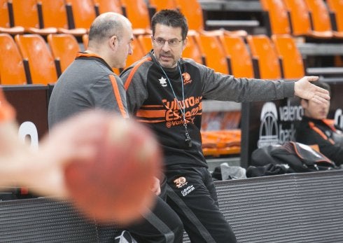 Martínez charla con su ayudante, Jaume Ponsarnau. :: d. torres