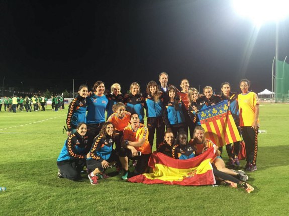 Atletas del Valencia CA celebran el año pasado el subcampeonato de Europa en Mersin. :: lp