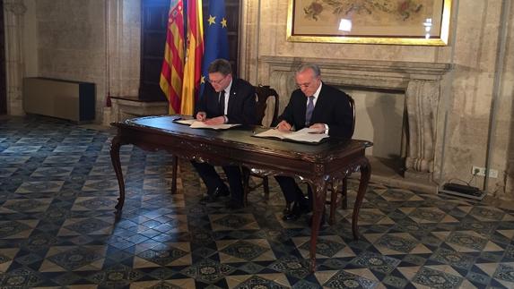 Ximo Puig, president de la Generalitat Valenciana, e Isidro Fainé, presidente de Obra Social La Caixa, firman el convenio de colaboración para que el CaixaForum esté situado en el Àgora de Valencia