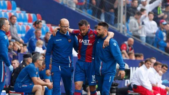 Levante UD | Pedro López, trasladado al hospital por precaución tras dar el susto