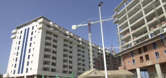 Obras de construcción de un bloque de viviendas en el barrio de la Patacona de Alboraya. :: lp