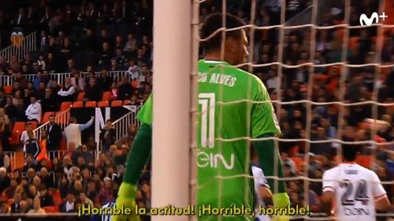 Diego Alves, recriminando la actitud de Mestalla.