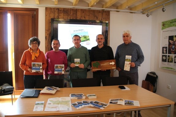 Los representantes de la Eatim de Jesús Pobre y el director del parque natural del Montgó. :: R. González