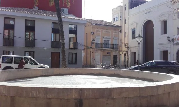 Fuente con cemento, pendiente de decorar, en el Canyamelar. :: lp