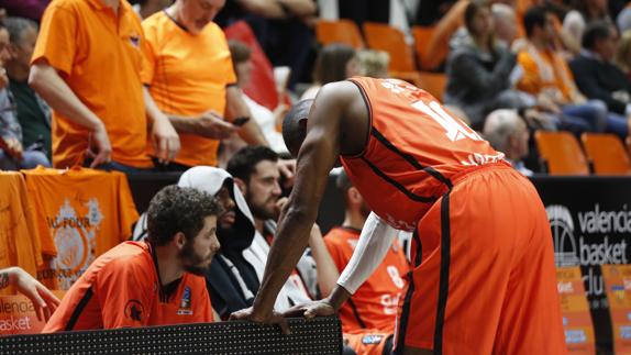 Romain Sato, hundido junto al banquillo.