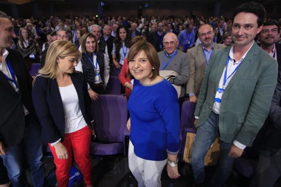 Vicente Betoret, a la derecha,  junto a Isabel Bonig en  el congreso del PPCV. :: m. molines