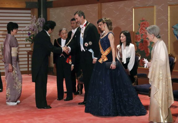 Los Reyes saludan en la cena de gala al primer ministro japonés en presencia de los emperadores. :: efe