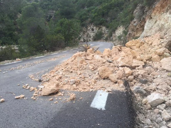  De Otonel a Millares. Uno de los desprendimientos de rocas en la carretera que enlaza Otonel con Millares. :: lp
