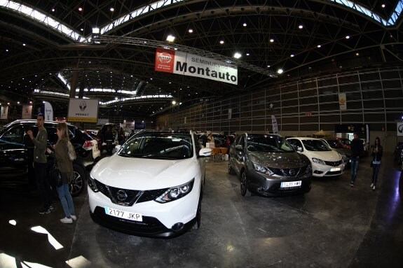 Modelos de la gama Nissan, en el stand del concesionario del grupo Montalt.