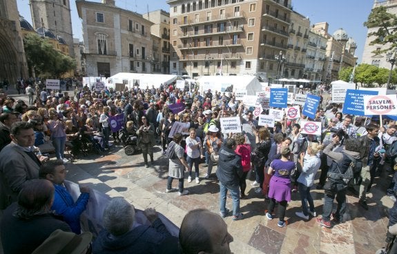 Cientos de discapacitados claman contra el impago del Consell a centros de empleo