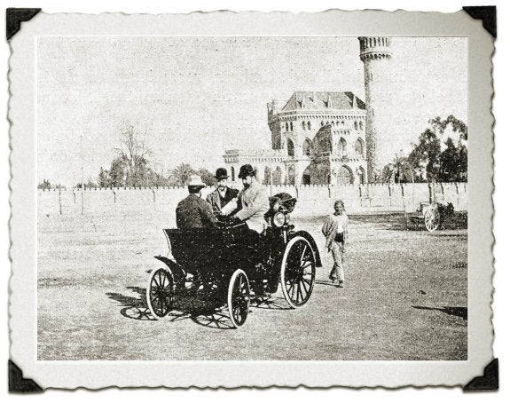  Historia. Un coche antiguo circulando por Valencia. Al fondo, el castillo de Ripalda. :: fotolia