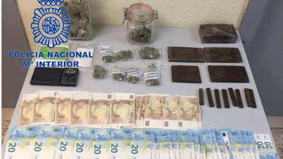 La Policía desmantela un punto de venta de marihuana y hachís al menudeo en el distrito de Marítim