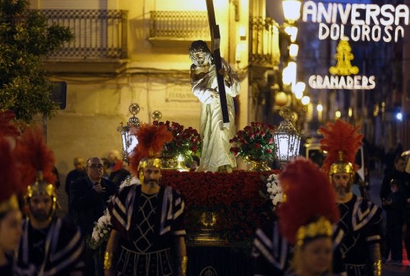 Talla de la hermandad de Jesús con la cruz y Cristo Resucitado, anoche por el Cabanyal.