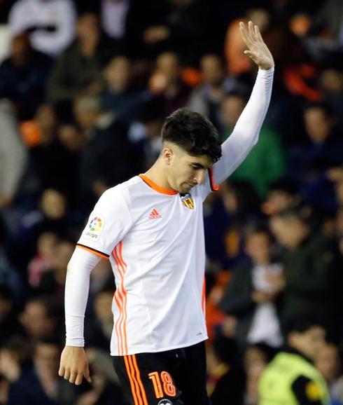 Carlos Soler, celebrando el tercer gol al Celta.