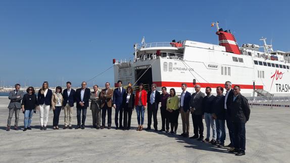 Foto de familia con el primer ferry que ha zarpado detrás de ellos.