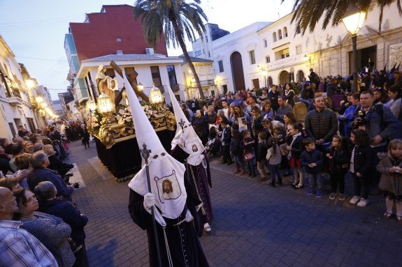 Paso de la Verónica de Benlliure de la Real hermandad  de la Santa Faz, ayer, en la plaza del Rosario. :: jesus signes