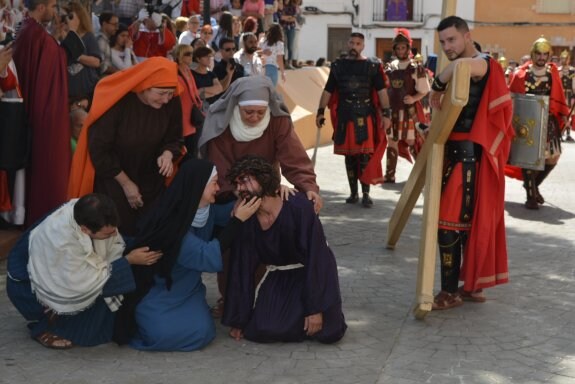 El encuentro entre la Virgen y Jesús con la cruz representado por el grupo La Pasión en Benetússer. :: lp