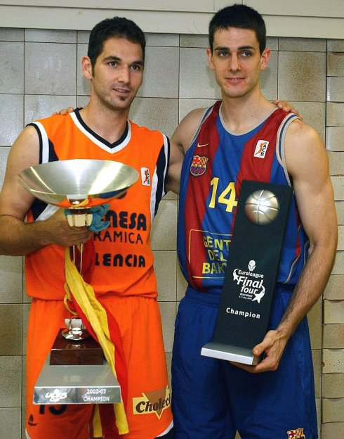  Campeones. Luengo y De la Fuente posan antes de la final de la ACB de 2003 con los trofeos de la ULEB Cup y la Euroliga conquistados ese año:: EFE/ Albert Olive