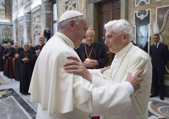 El Papa emérito apenas se deja ver tras su retiro. :: afp