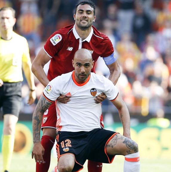 Zaza intenta un remate durante el encuentro en Mestalla.