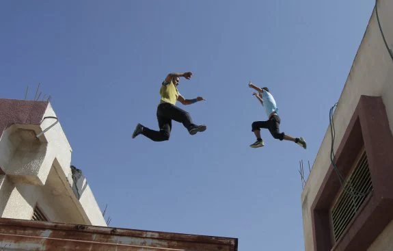 Jóvenes palestinos  practican 'parkour' entre los tejados  de Gaza. 