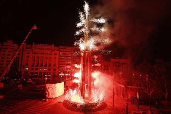 El límite al corcho frena a los artistas falleros