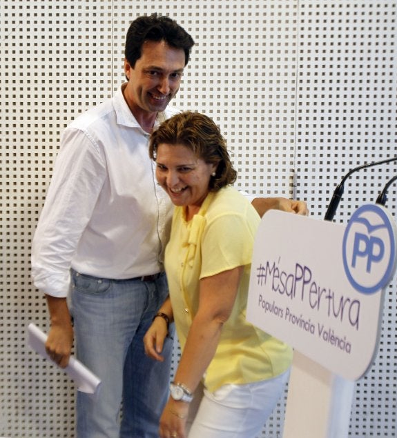 Vicente Betoret, presidente del PP de la provincia de Valencia, detrás de la presidenta regional, Isabel Bonig. :: j. monzo