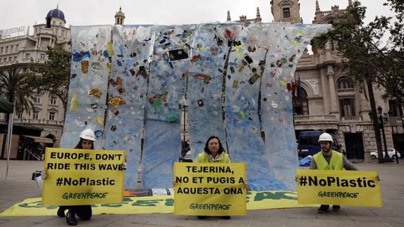 Greenpeace lanza una campaña internacional en Valencia para luchar contra la contaminación por plásticos en los océanos